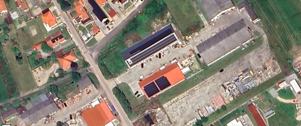 Ferolaser Kft műholdképe napelem parkkal a központban.